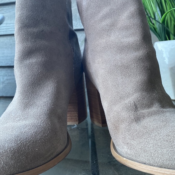 Urban Outfitters Tan suede Wood Block ankle Booties - Picture 4 of 4